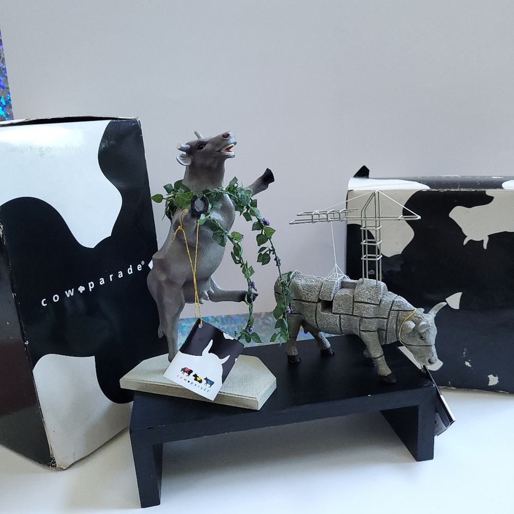 Set Of 2 2003 Cow Parade Figures "Kudzudora Duncown" 7293 & Ar-Cow-Tecture 7290